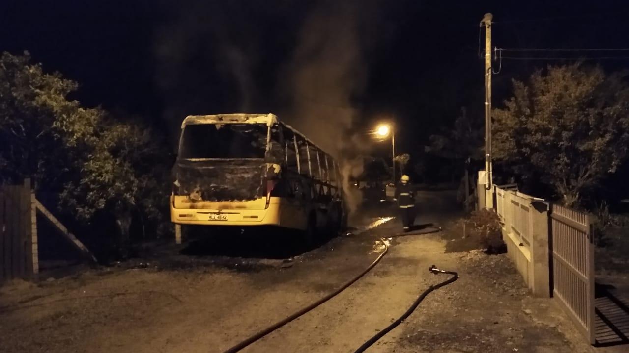 Ônibus escolar pega fogo em Aurora
