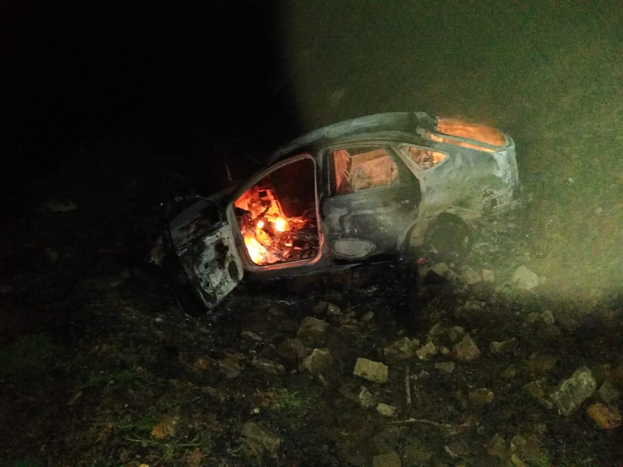 Veículo cai em barranco e pega fogo na Estrada Geral Vista Alegre em Imbuia