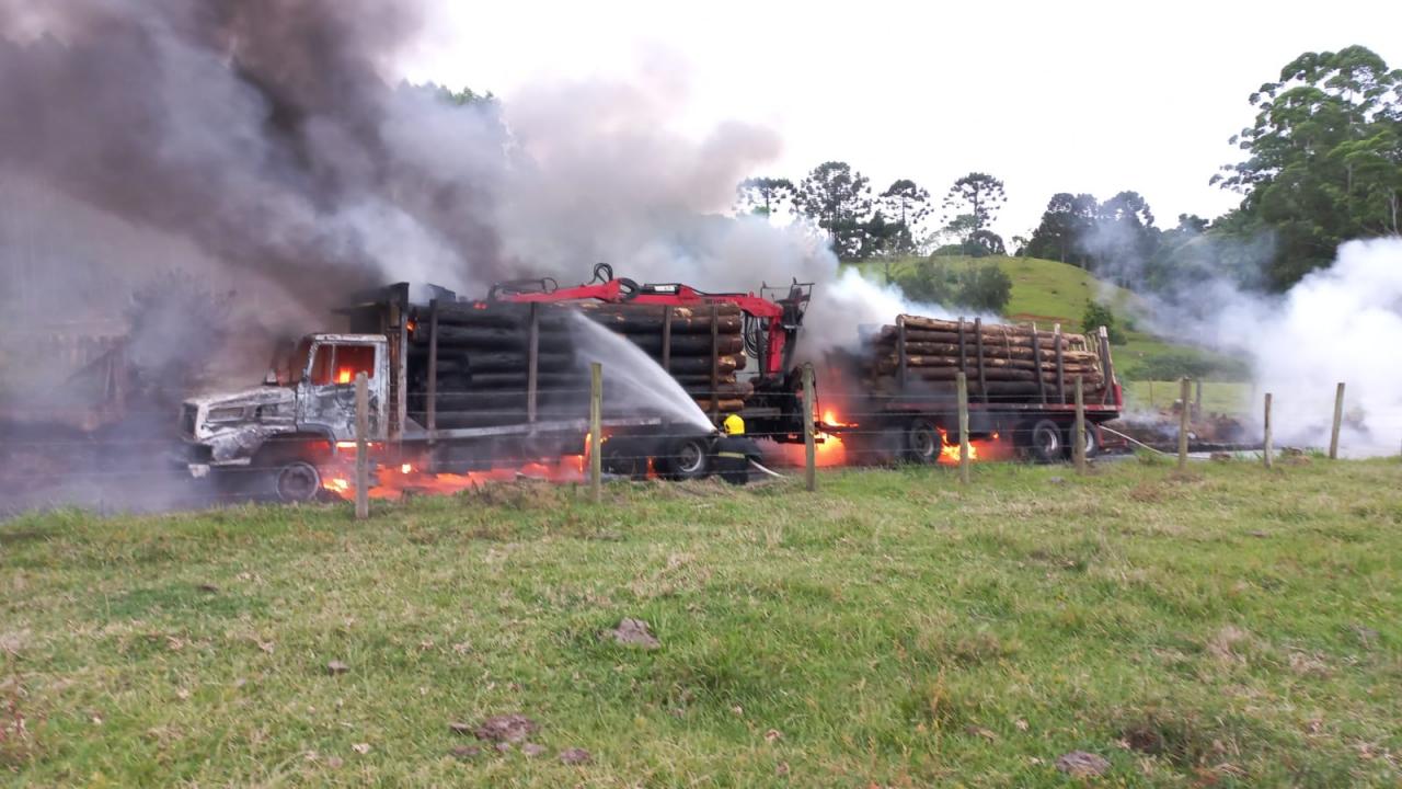 Caminhão de toras com placas de Agrolândia é totalmente consumido por chamas na localidade de Ribeirão Ernesto