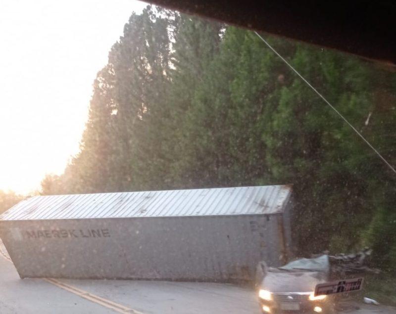 Container cai sobre carro e duas pessoas morrem no Norte de SC