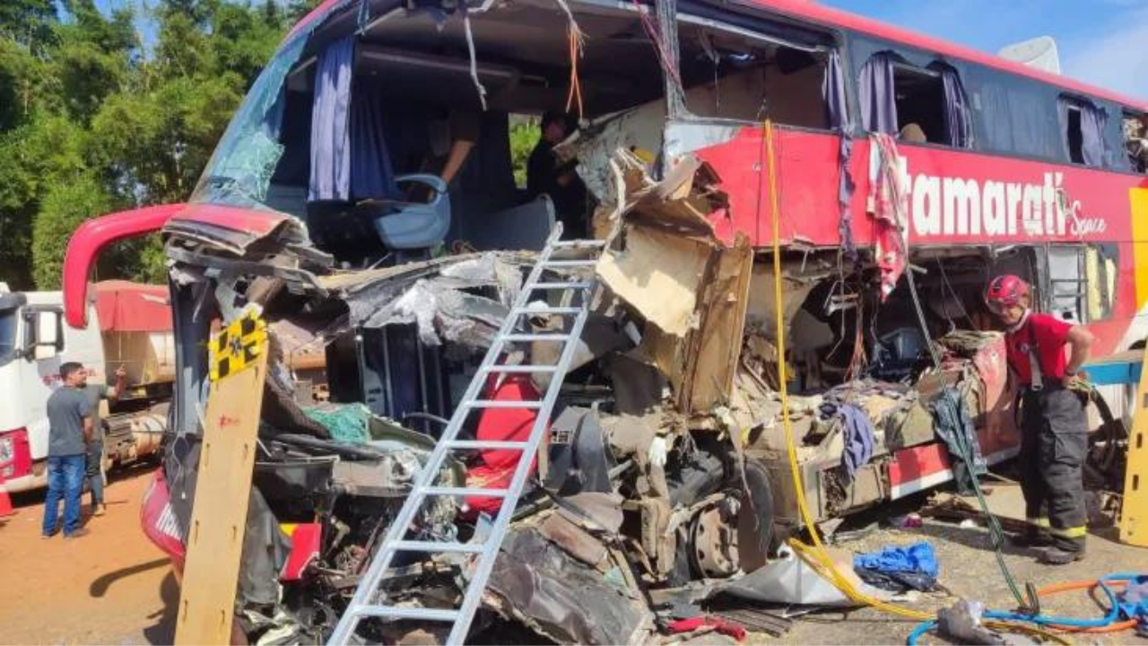 Acidente grave entre ônibus e carreta deixa 11 mortos na BR-163, em Mato Grosso