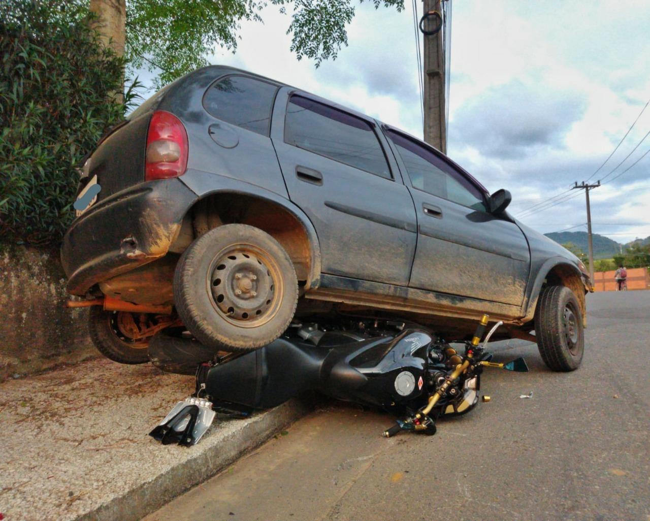 Mulher colide carro em moto pilotada pelo próprio marido no Norte do Estado (FOTOS)