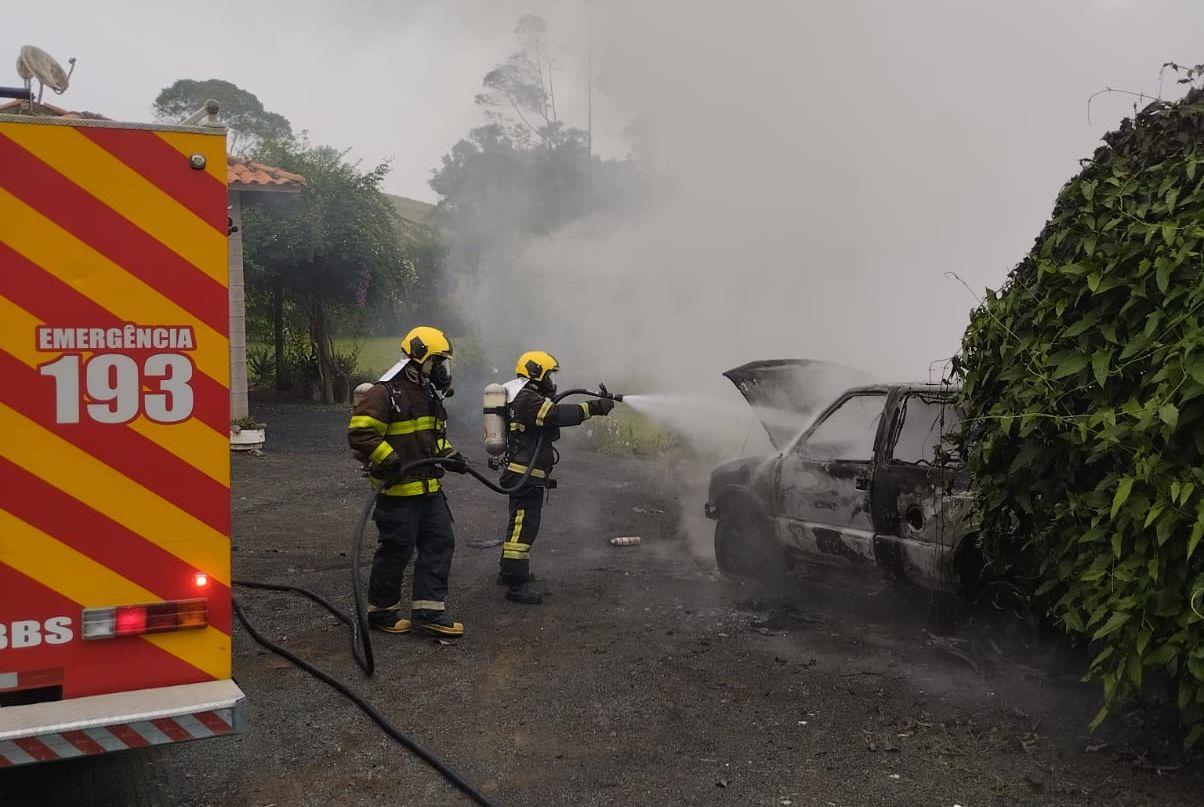 Veículo é consumido por incêndio em Agrolândia